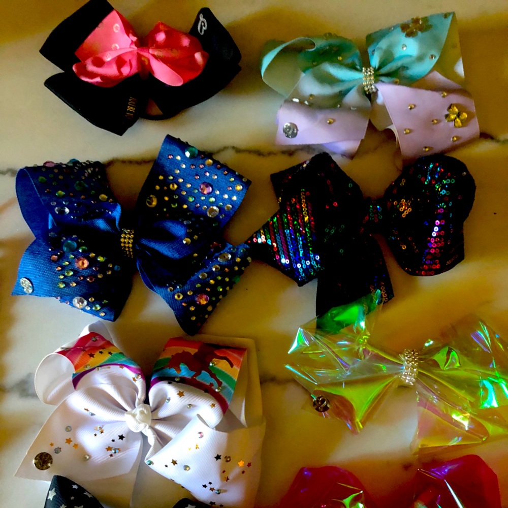 13 JoJo siwa bows/2 bonus items